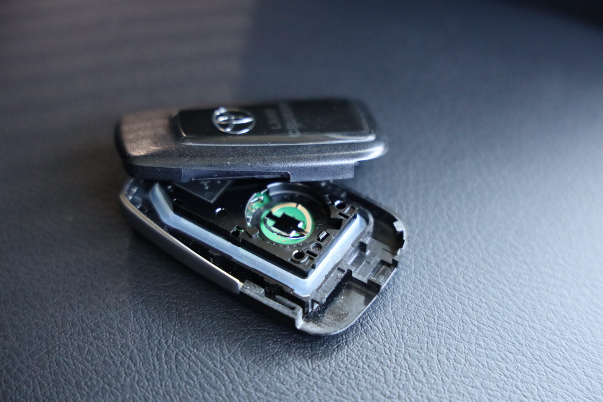 意外と簡単! トヨタランドクルーザープラドスマートキー電池交換